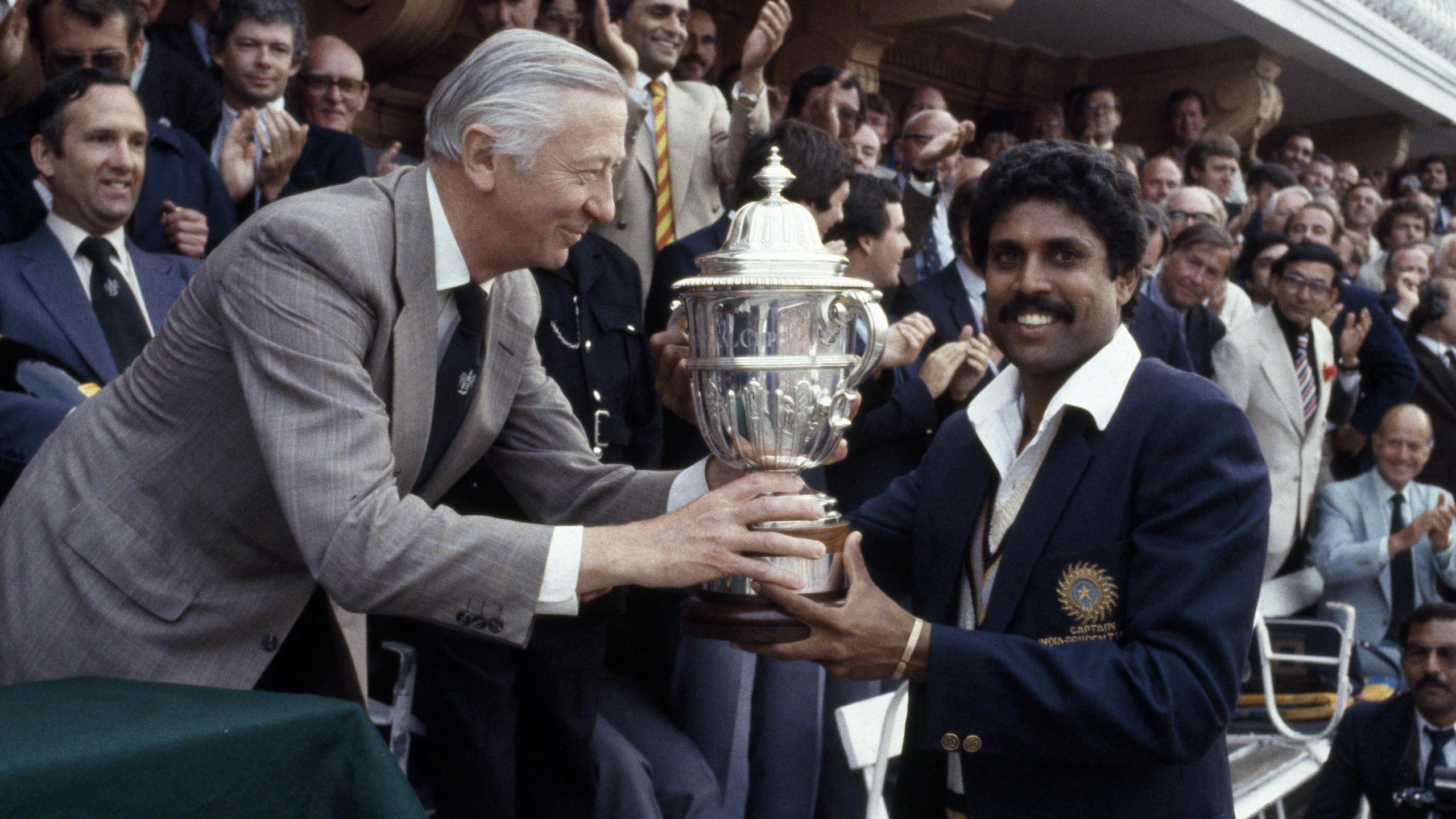 Kapil Dev recibe la Copa Mundial de Cricket en 1983