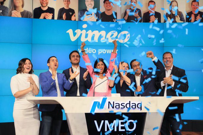 La directora ejecutiva de Vimeo, Anjali Sud, celebra con su equipo después de la cotización de Vimeo en NASDAQ.