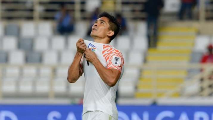 Indiens Fußballkapitän Sunil Chhetri hat die argentinische Legende Lionel Messi als zweithöchsten aktiven internationalen Torschützen abgelöst