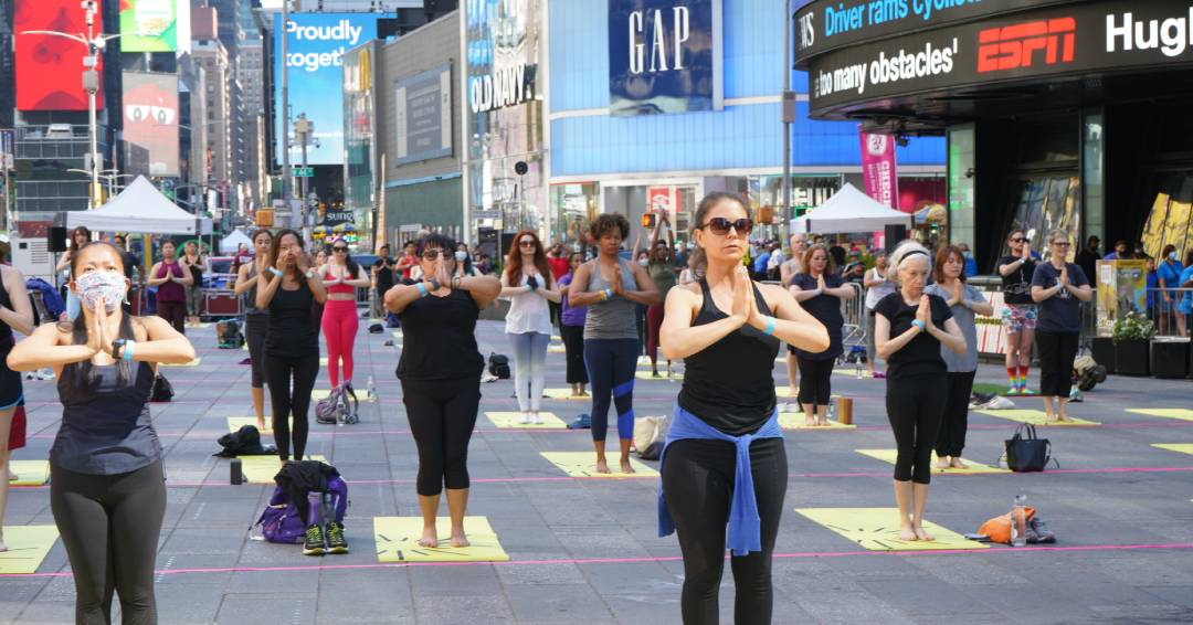 El Consulado General de la India en Nueva York se asoció con Times Square Alliance para organizar celebraciones de yoga.