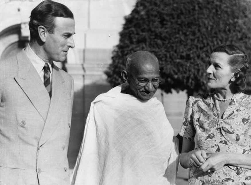 Mahatma Gandhi se encuentra con el virrey de la India, Lord Mountbatten, y su esposa, en la Casa del Virrey en Nueva Delhi.