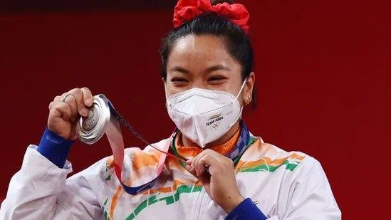 La levantadora de pesas Saikhom Mirabai Chanu, de 26 años, logró una plata en la categoría femenina de 49 kg, lo que le valió a India su primera medalla en los Juegos Olímpicos de Tokio 2020.