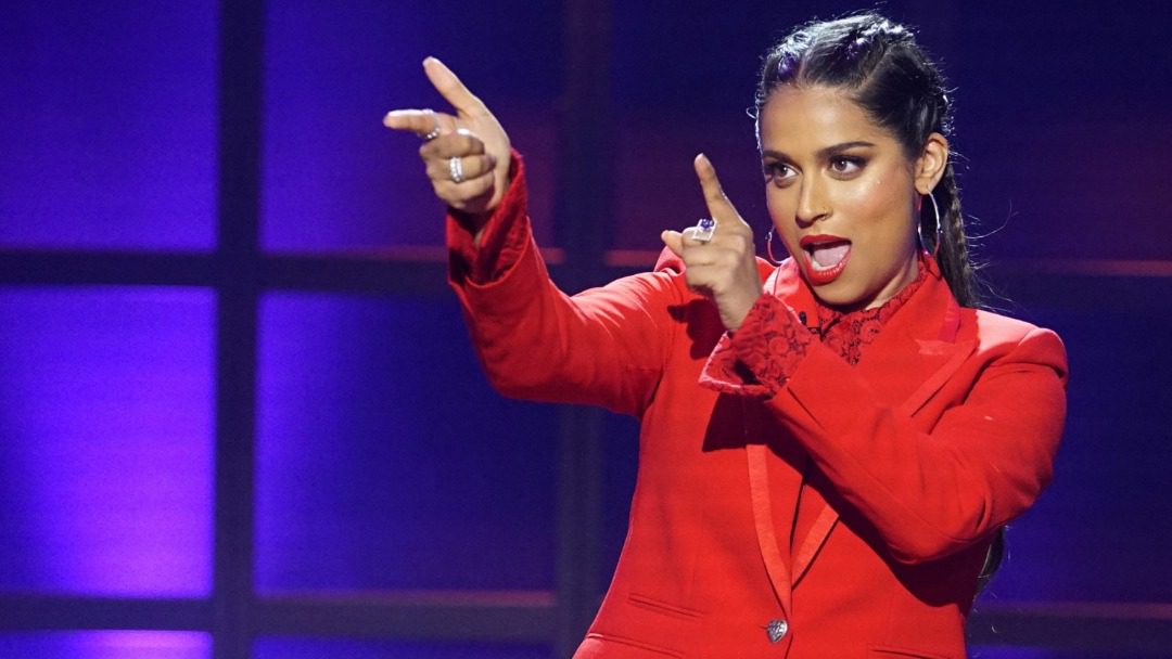 Lilly Singh: Lernen Sie die YouTuberin kennen, die als erste queere farbige Frau eine Late-Night-Show moderierte