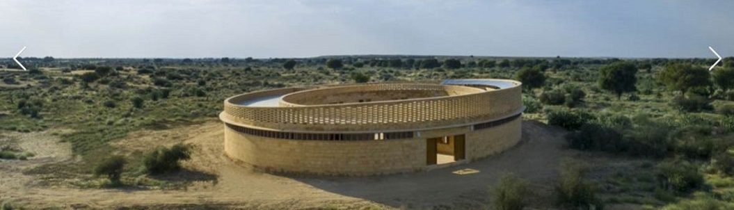 EDUCACIÓN: el artista estadounidense y la familia real india colaboran para construir una escuela única en el desierto para niñas BPL