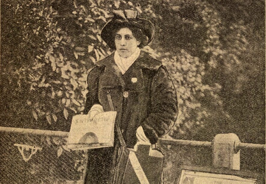 Prinses Sophia Duleep Singh verkoopt de krant The Suffragette buiten Hampton Court Palace