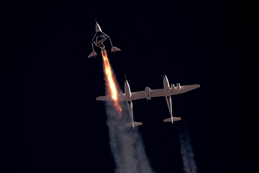 Het moment waarop de VSS Unity van Richard Branson naar de rand van de ruimte reisde en terugkeerde