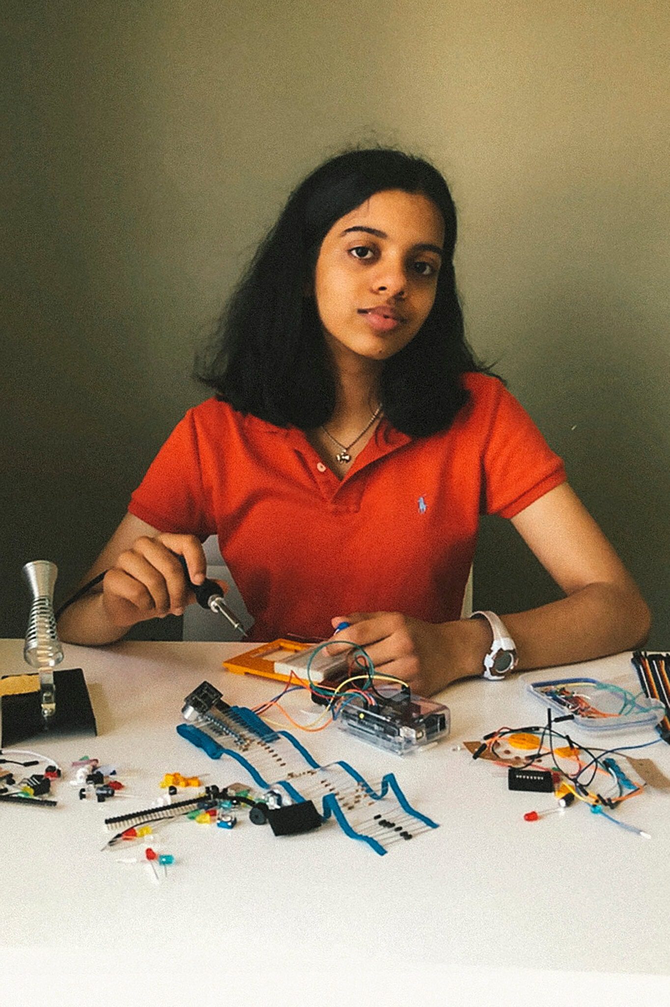 Lernen Sie Neha Shukla kennen, die 16-jährige jugendliche Innovatorin, STEM-Expertin und Empfängerin des Diana Award im Jahr 2021 für ihre Erfindung SixFeetApart.