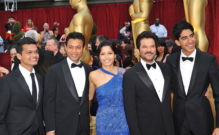 Dev Patel con il cast di The Millionaire agli Oscar