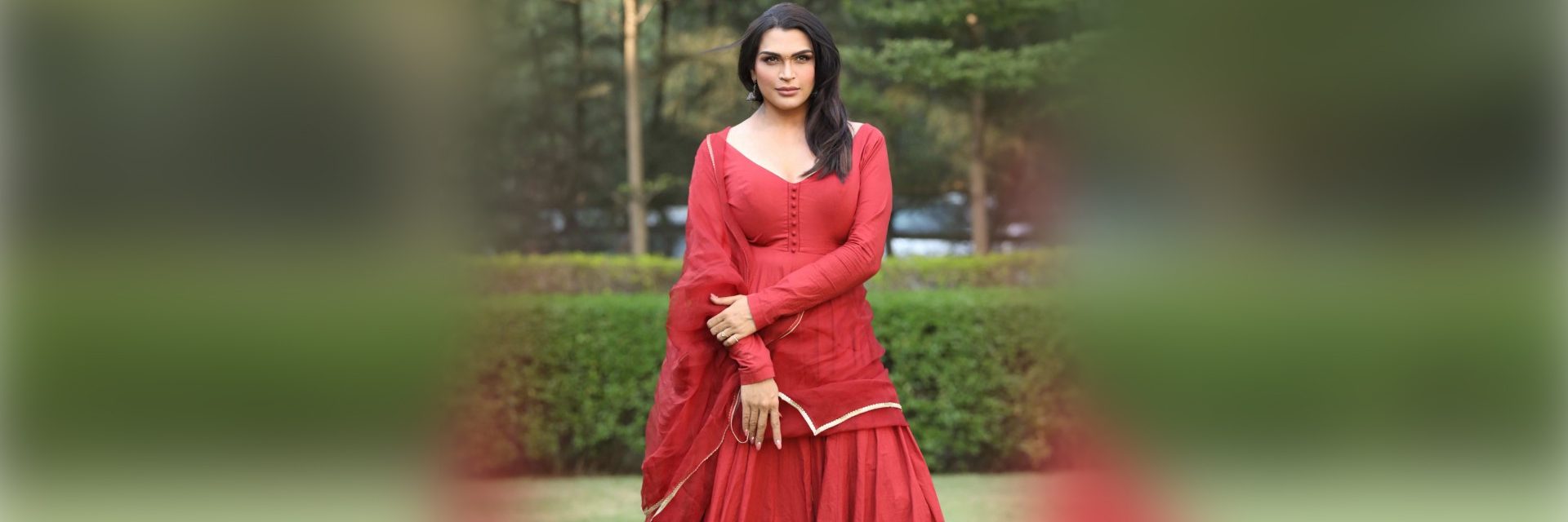Cách nhà thiết kế thời trang Ấn Độ Saisha Shinde chụp cánh tay cho những người chuyển giới, và Hoa hậu Hoàn vũ Harnaaz trông cô ấy