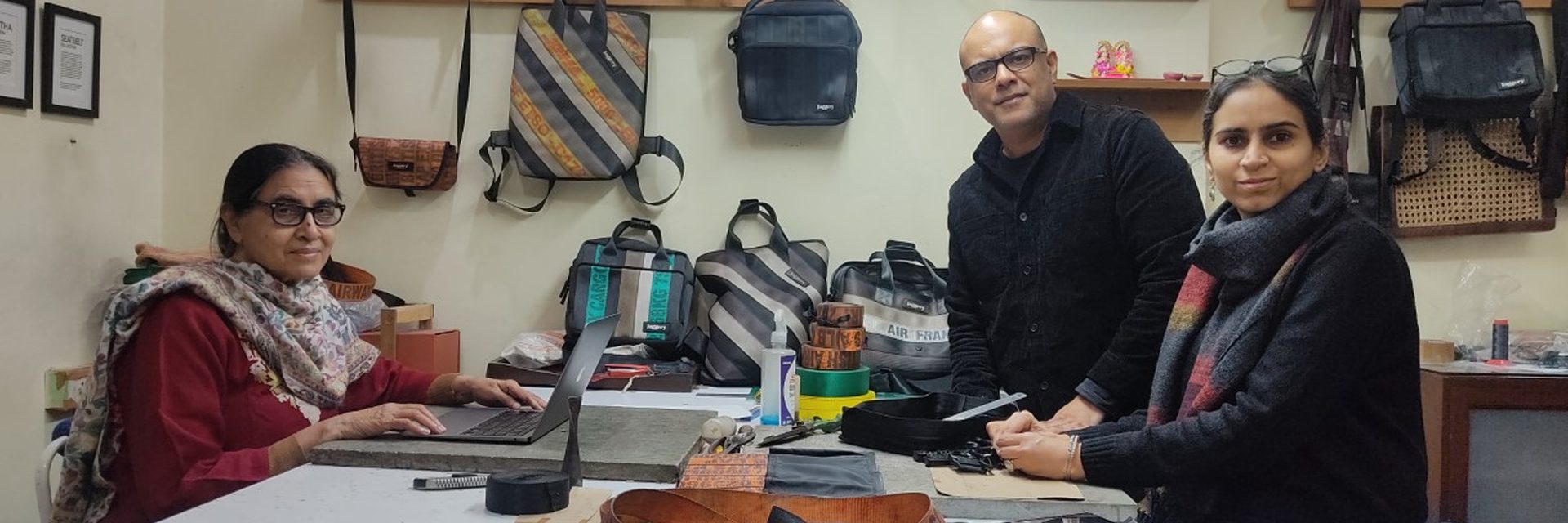 "Spingere" la sostenibilità: come vanno di moda le borse ecologiche dell'imprenditore sociale Gautam Malik