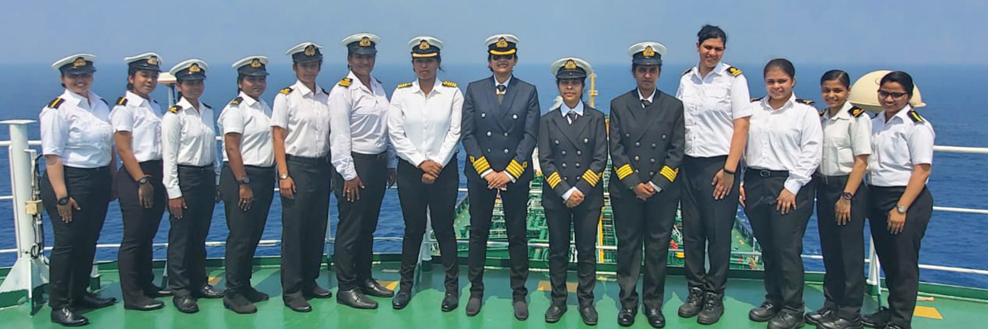 Comandante mestre Suneha Gadpande, primeiro a capitanear um navio de todas as mulheres oficiais