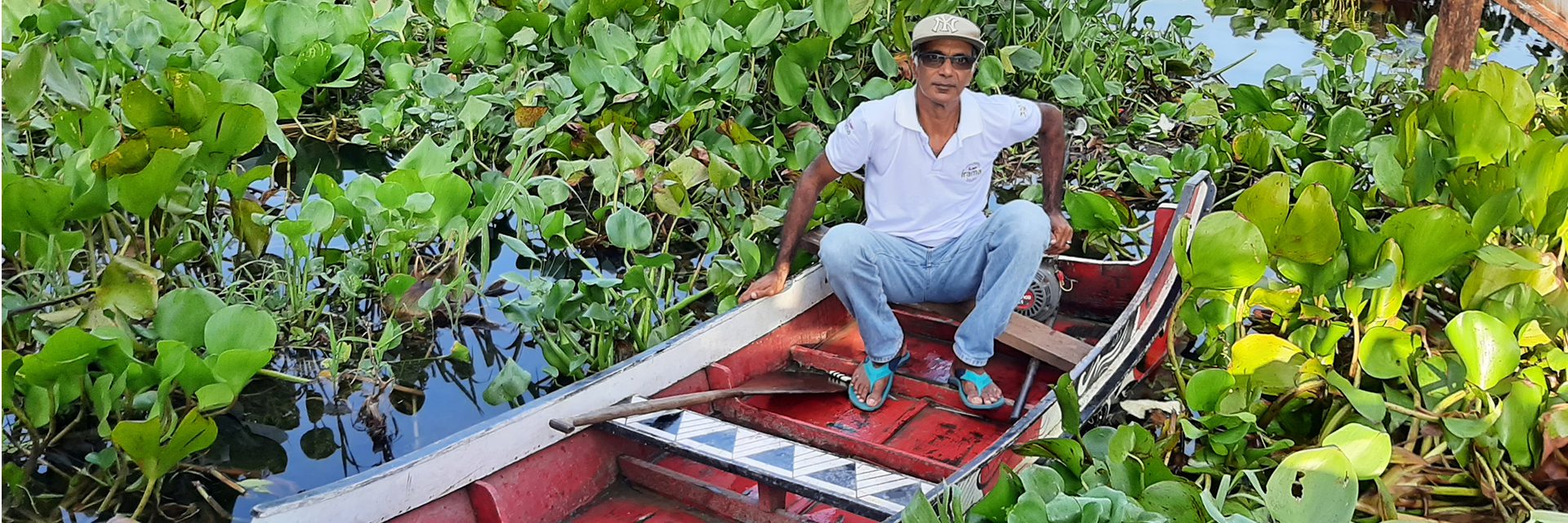 아마존 환경 보호 운동가 Shaji Thomas는 부족을 돕기 위해 깊은 숲으로 노를 저었다.