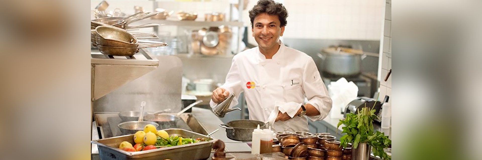 Het oeuvre van de met een Michelin-ster bekroonde chef-kok Vikas Khanna staat bol van kunstzinnige verhalen en mededogen