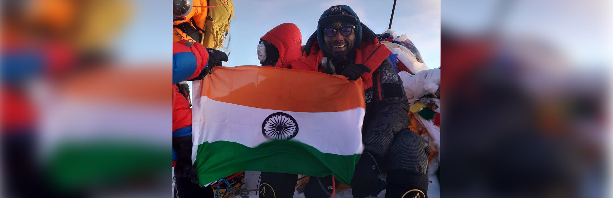 O montanhista indiano Satish Gogineni estabelece novo recorde ao escalar o Monte Everest e o Monte Lhotse em 20 horas
