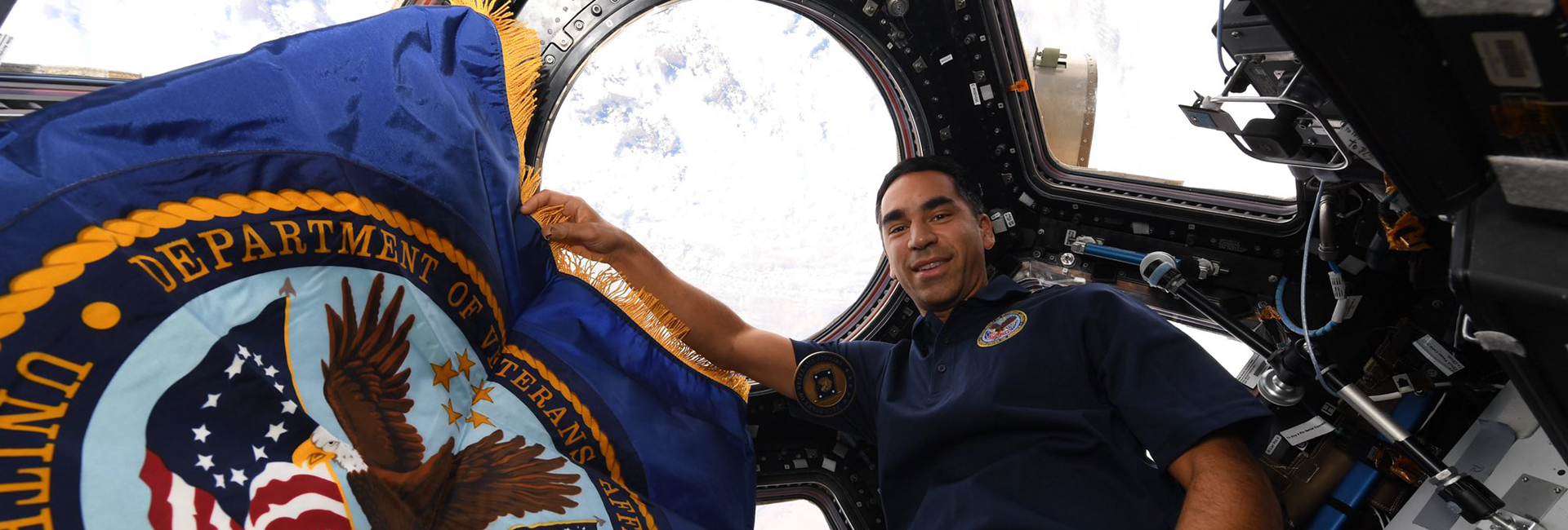 De Indiaas-Amerikaanse NASA-astronaut Raja Chari deelde een jaar geleden een foto van zichzelf aangemeerd bij het internationale ruimtestation ISS. De astronaut maakt zich op voor NASA's maanmissie Artemis.