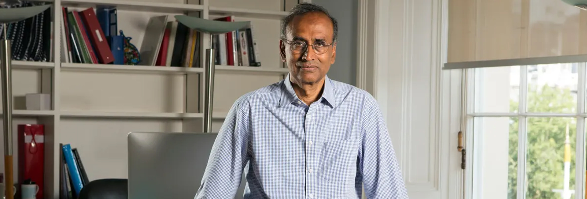 Nobelprijswinnaar Venkatraman Ramakrishnan ontvangt Britse Royal Order of Merit uit handen van koning Charles III