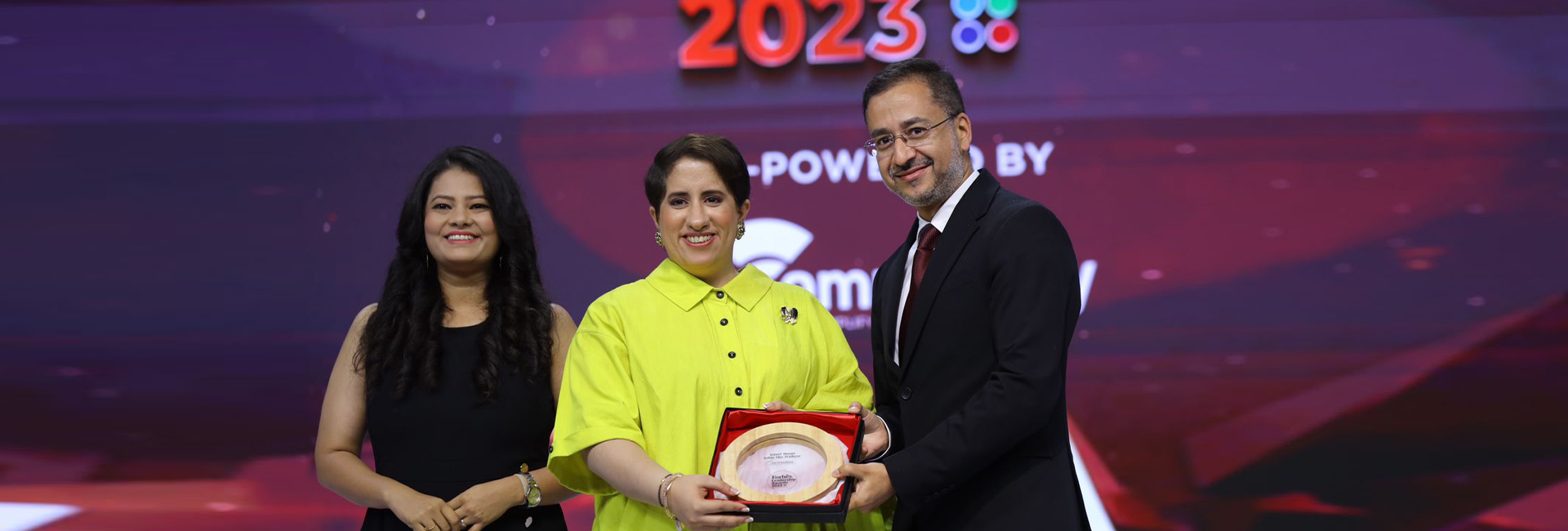 After winning the Oscar for her documentary The Elephant Whisperers, filmmaker Guneet Monga was recently honored with ‘Icon Of Excellence Award’ by Forbes.