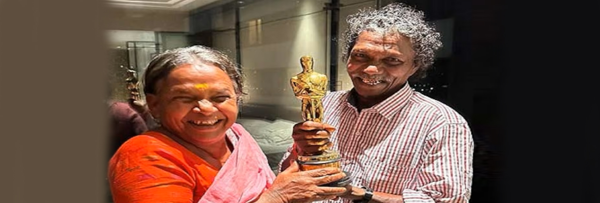 'The Elephant Whisperer’ couple Bomman and Belli pose with the Oscar Award