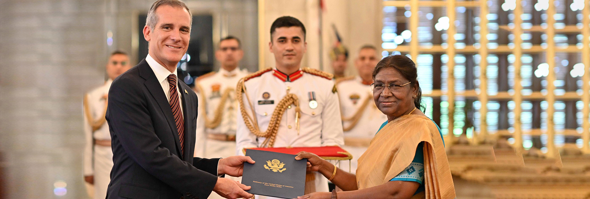 Eric Garcetti presents his credentials to President Droupadi Murmu