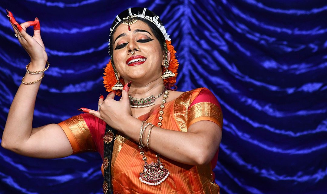 A dançarina Aparna Satheesan está levando a arte clássica indiana a novos níveis