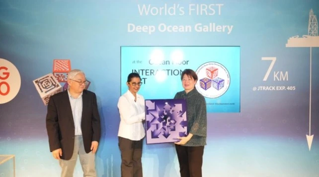 Lakshmi gifted Goh Swee Chen, Chairman of the National Arts Council of Singapore, a token of appreciation from her Interactions series during the Deep Ocean Commemoration Event
