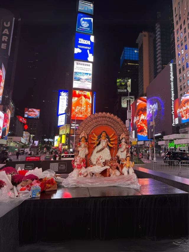 A tradição encontra a Times Square: Rituparna Sengupta lidera a celebração Durga Puja de 2025 em Nova York.