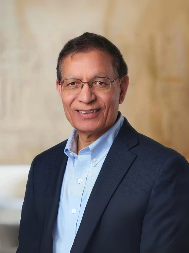 L'entrepreneur technologique indo-américain Jay Chaudhry fait partie des 10 milliardaires immigrants les plus riches des États-Unis (Forbes 2025), avec une valeur de 17.9 milliards de dollars.