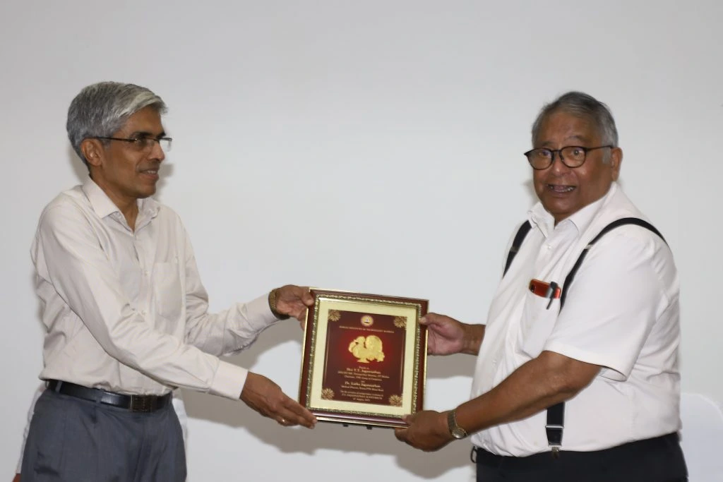 Prof.-Bhaskar-Ramamurthi-L-Director-IIT-Madras-presenting-a-memento-to-Mr.-T.T-Jagannathan-Chairman-of-TTK-Prestige