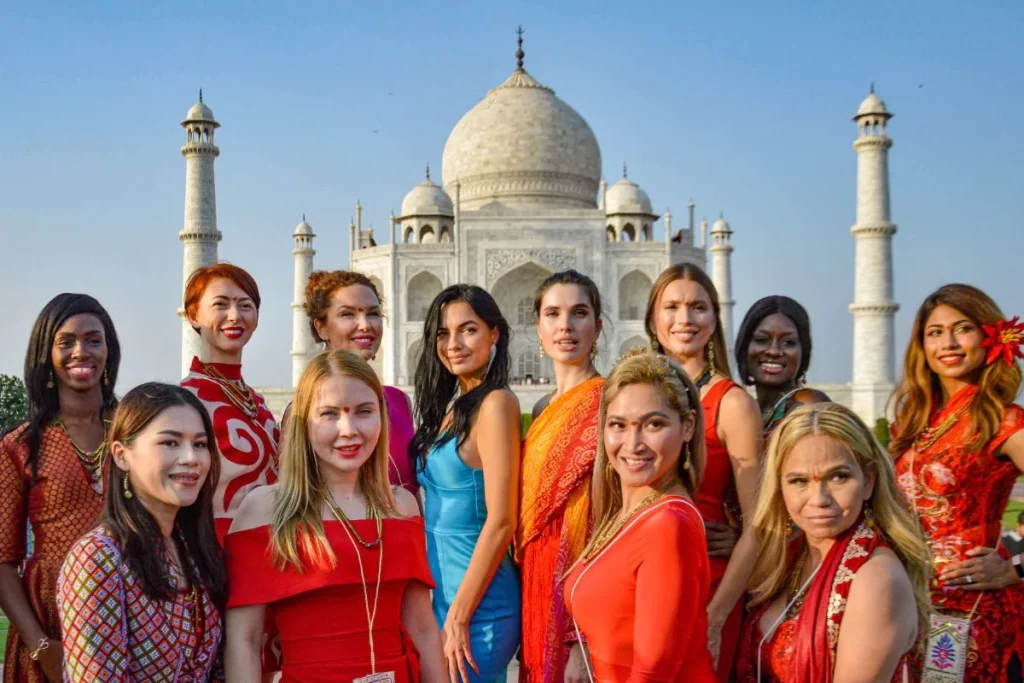 Foreign tourists at Taj Mahal 