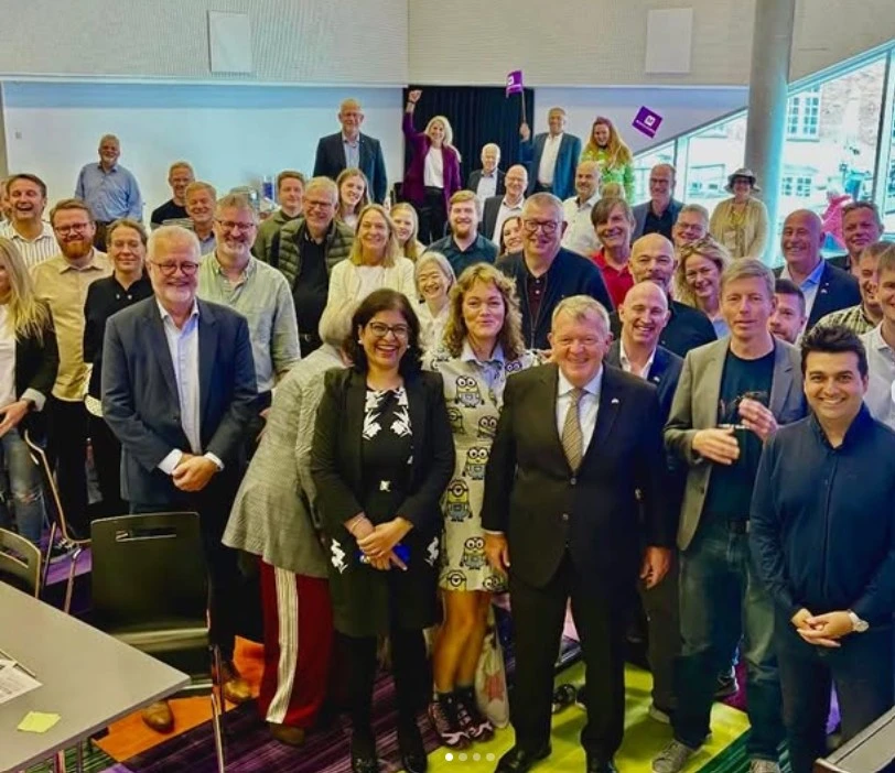 Smita with other Moderate candidates