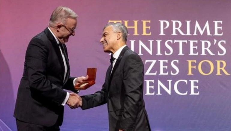 Vikram Sharma receiving 2025 Australian Prime Minister's Award