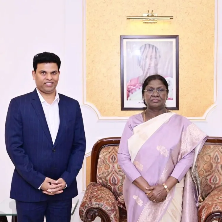 Dr Pradip Sethi with President Droupadi Murmu