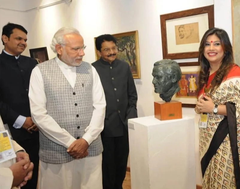 PM Modi during an art exhibition of Minali Thakkar at Bombay Art Society